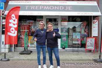 Bieke (56) en Viv (63) slaan de laatste krant dicht in ’t Repmondje: “Altijd alles opzij gezet voor de winkel, nu is het tijd voor rust”