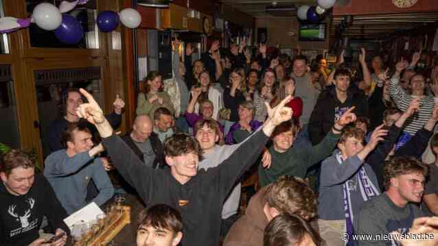 Essense supporters kijken voetbalderby op café: “Het is uniek om een wedstrijd van 4de provinciale op een scherm te zien”
