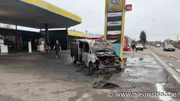 Mercedes-busje brandt uit vlak bij tankstation