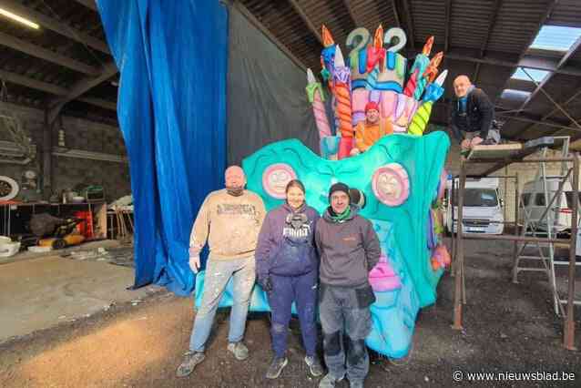 CARNAVAL HALLE. Fleerefluiters aan het feest