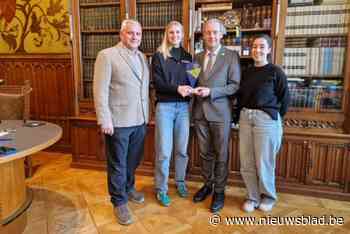 Schermster Jolien Corteyn neemt prijs voor sportprestatie 2024 in ontvangst