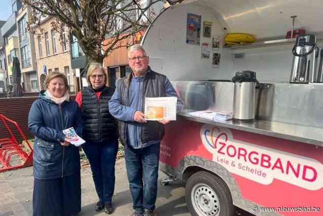 Minicaravan ingezet om vrijwilligers te zoeken voor ouderenzorg: “Veel mensen willen ook gewoon eens hun verhaal doen”