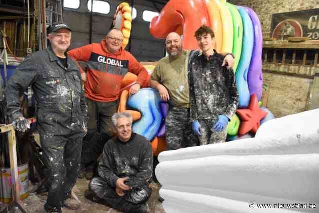 CARNAVAL HALLE. Vrie Kadeikes eren alle groepen die meebouwden aan Carnaval Halle