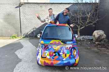 Dankzij kunstenaar Koerie rijdt Mathias (37) rond met kleurrijkste voertuig van de stad: “De wagen is volledig met de hand geschilderd”