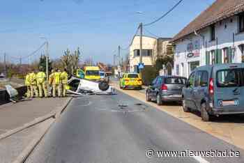 Vrouw lichtgewond nadat ze over de kop gaat aan Dender