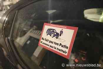 Nieuw actiecomité plakt stickers op wagens die op voetpad geparkeerd staan: “175 overtredingen op 2 uur”