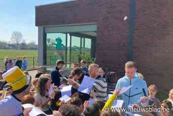 Spelers Sporting op schoolbezoek