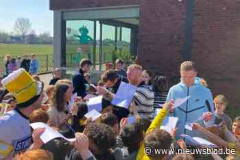 Spelers Sporting op schoolbezoek