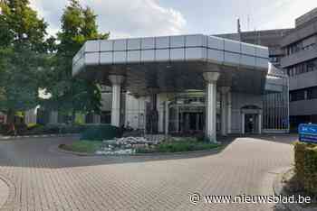 Vrouw probeert rokers aan ziekenhuis geld af te troggelen door hen onmiddellijk ‘boete’ te laten betalen