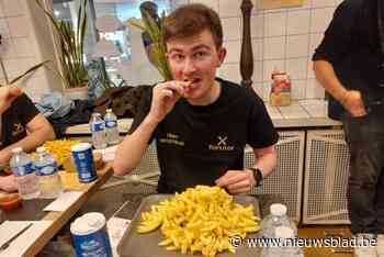Onze reporter waagt zich aan het wereldrecord... zo veel mogelijk frietjes eten: “Per halve minuut moet er een friet naar binnen, anders lig je eruit”
