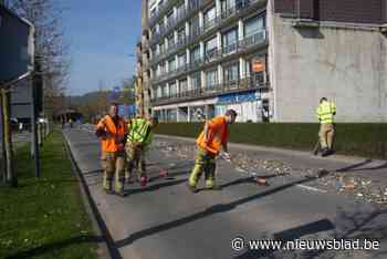 Vrachtwagen verliest lading, straat bezaaid met glasscherven