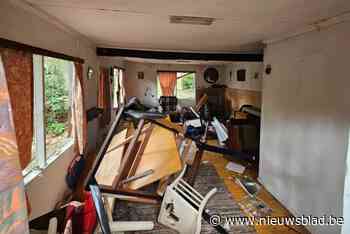 Vakantiechalet in bos volledig kort en klein geslagen: “Het was oud, maar heeft wel grote emotionele waarde”