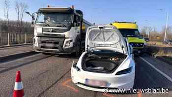 Zware avondspits op Grote Baan in Houthalen nadat Tesla een band verliest