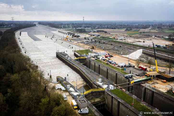 In beeld: de laatste werkzaamheden in een droog Julianakanaal