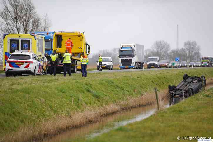 Auto raakt van de Eemshavenweg(N46) in sloot, 1 gewonde