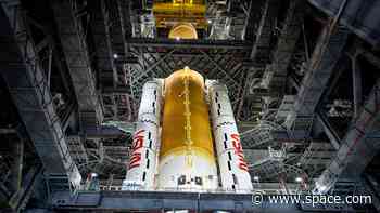NASA stacks moon-bound Artemis 2 rocket: Space photo of the day