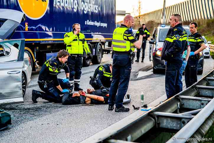 Lange achtervolging eindigt na botsing tegen vrachtwagen in Arnhem