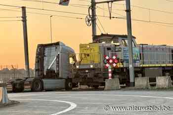 Botsing tussen locomotief en vrachtwagen in haven van Zeebrugge