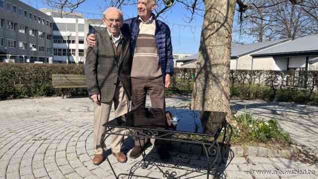 Oud-leraar VTI schenkt na meer dan zestig jaar tafeltje terug aan zijn topleerling: “Stafs eerste werkstuk hoort bij Staf”