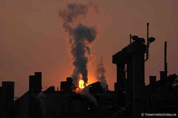 Canada’s greenhouse gas emissions edge down in 2023, among lowest totals since 1990s