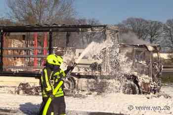 Feuerwehr-Einsatz: Lkw brennt auf Rastplatz aus