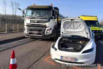 Dronken bestuurder negeert rood licht en veroorzaakt ongeval, halfuur nadat hij zijn rijbewijs moest afgeven