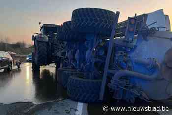 Mestkar verliest lading na aanrijding: één persoon gewond naar ziekenhuis