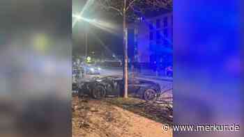 Lamborghini überschlägt sich in München und prallt gegen Baum – Luxusauto völlig zerstört