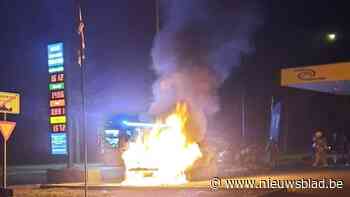 Auto uitgebrand aan tankstation in Wuustwezel: “Vermoedelijk ligt technisch defect aan oorzaak”