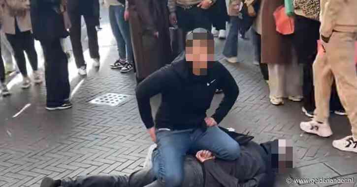 LIVE | Video opgedoken van aanhouding verdachte, politie doet onderzoek in hotel aan Damrak