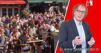 Ik probeer van het terras te genieten en werp af en toe een blik op de boze rij