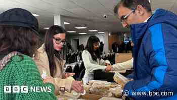 Manchester Muslims hand out hot meals for Ramadan
