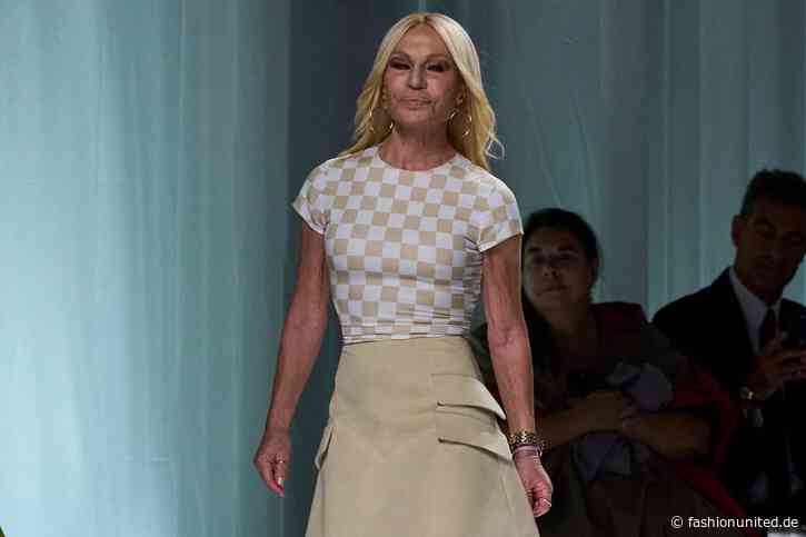 Das Erbe Versaces: 47 Jahre seit der ersten Modenschau in Mailand