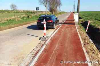 Gloednieuw fietspad in rode asfalt aangelegd