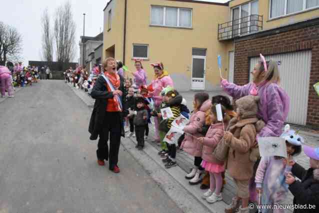 Kleuters Sancta Maria Lembeek zwaaien juf Leen uit