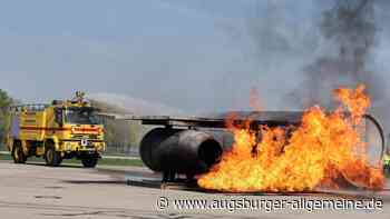 Rauch und Blaulicht: Am Flughafen Augsburg wird der Notfall geübt