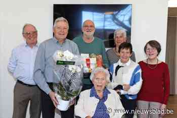 Maria blaast 102 kaarsjes uit in wzc Van Lierde