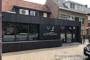 Jongedame verwondt andere dame met bierglas tijdens caféruzie