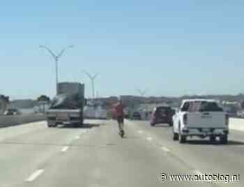 Video: met 100 km/u op een stepje over de snelweg
