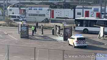 Lijnbus botst tegen bushokje aan station in Hasselt