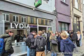 Lydia bakt haar laatste frietjes bruin en schenkt ze gratis weg