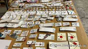 Rund 8500 Euro wert: Traunsteiner Zoll beschlagnahmt knapp 600 Modeschmuckstücke