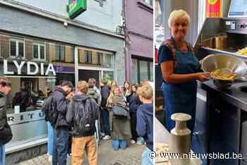 Lydia bakt haar laatste frietjes en schenkt ze gratis weg: “Ik kon me geen mooier afscheid inbeelden”