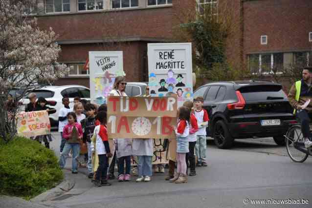 Kleurrijke stoet sluit projectweek basisschool Atheneum af
