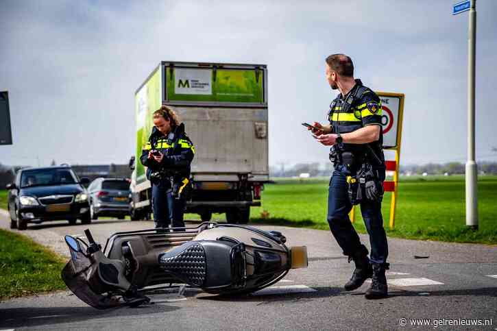 Scooterrijder ongedeerd bij aanrijding met bakwagen