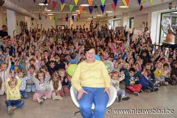 Leerlingen VBS Nieuwenhove zwaaien juf Tine (60) uit