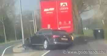 Bizarre beelden uit Losser: vrachtwagen sleept personenauto mee – ‘Knapte iets in zijn hoofd’