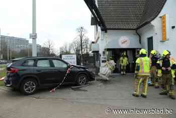Bestuurder wordt onwel en ramt loodzwaar granieten beeld