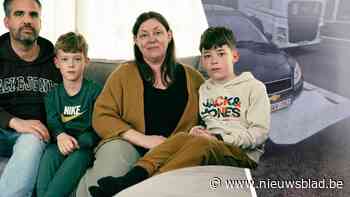 Plots vliegt metalen plaat in auto van Renke op E314: “Een halve meter hoger en gevolgen waren veel erger”