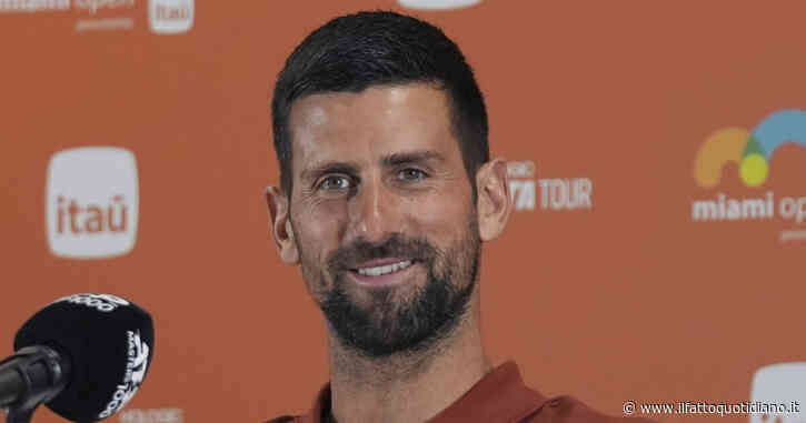 La nuova trovata di Djokovic: cosa sono i guantoni blu che indossa a Miami